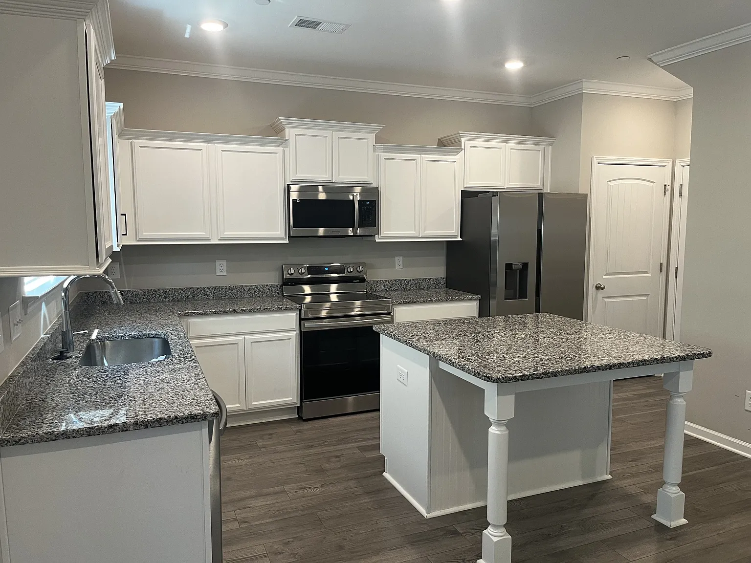 3 bed, 2.0 bath, 1726 sqft, $2,250 — Photo 2