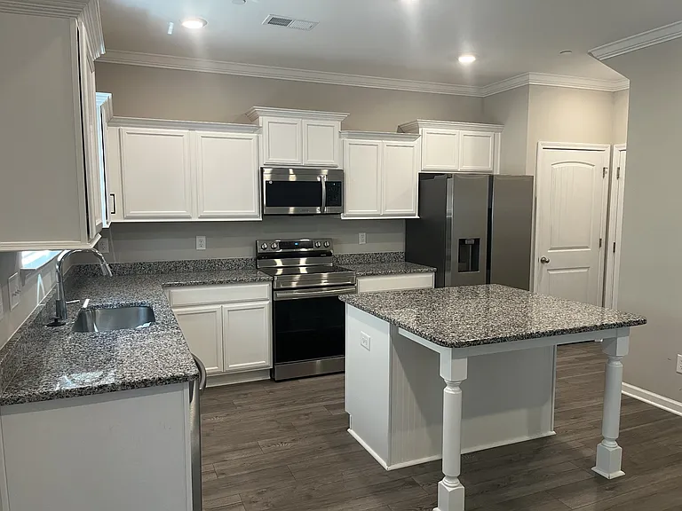1055 Amber Hills Dr — Photo 2