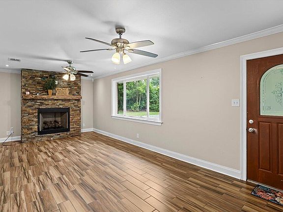 5th image of 8 Hilda Ln
