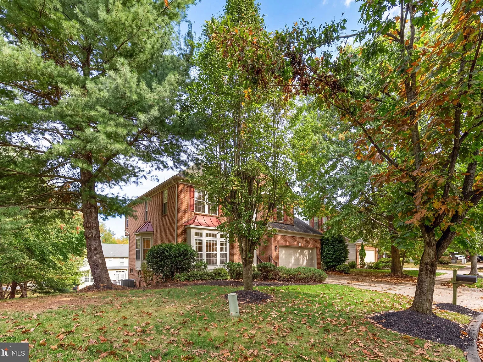 5 bed, 2.5 bath, 2686 sqft, $5,150 — Photo 3