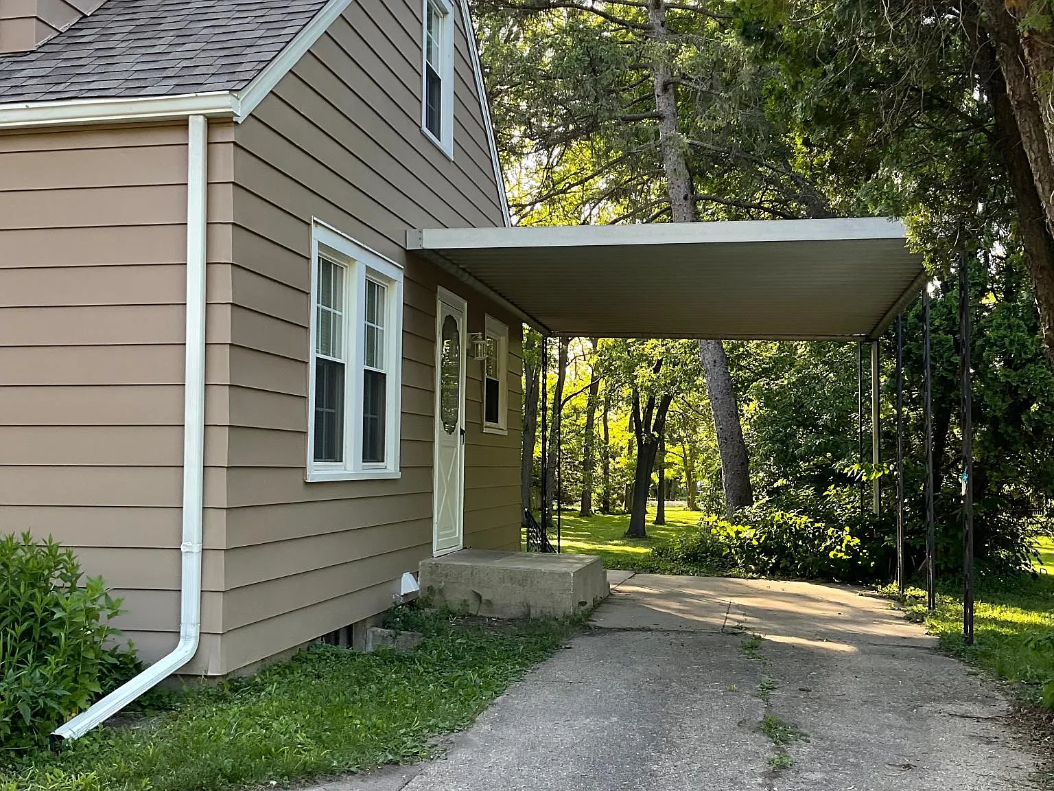 3 bed, 1025 sqft, $1,700 — Photo 3