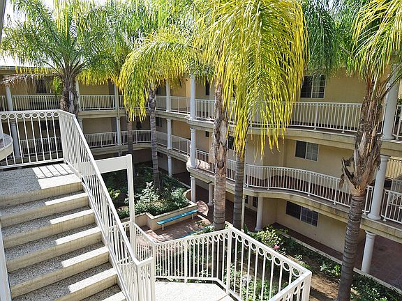 4th image of 530 W Stocker St Unit 304