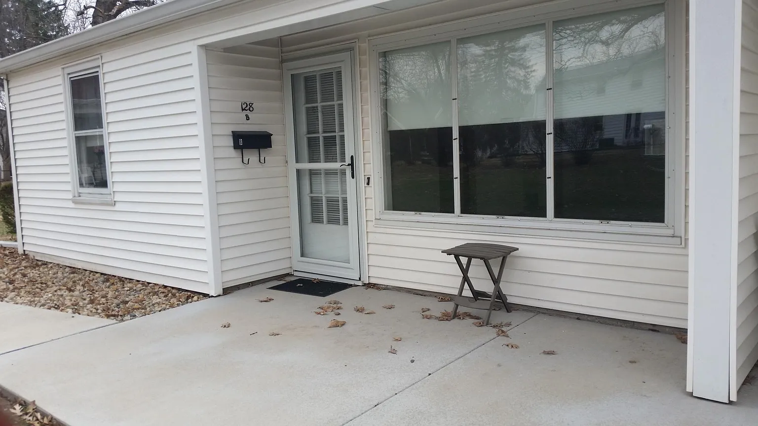 128 E War Memorial Dr APT B photo 1