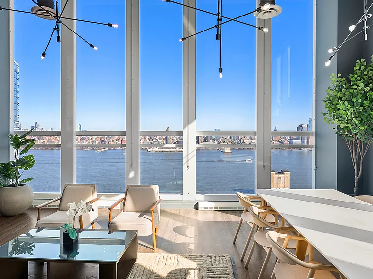 Unwind in the clouds-our 30th-floor sky lounge offers a luxurious escape.