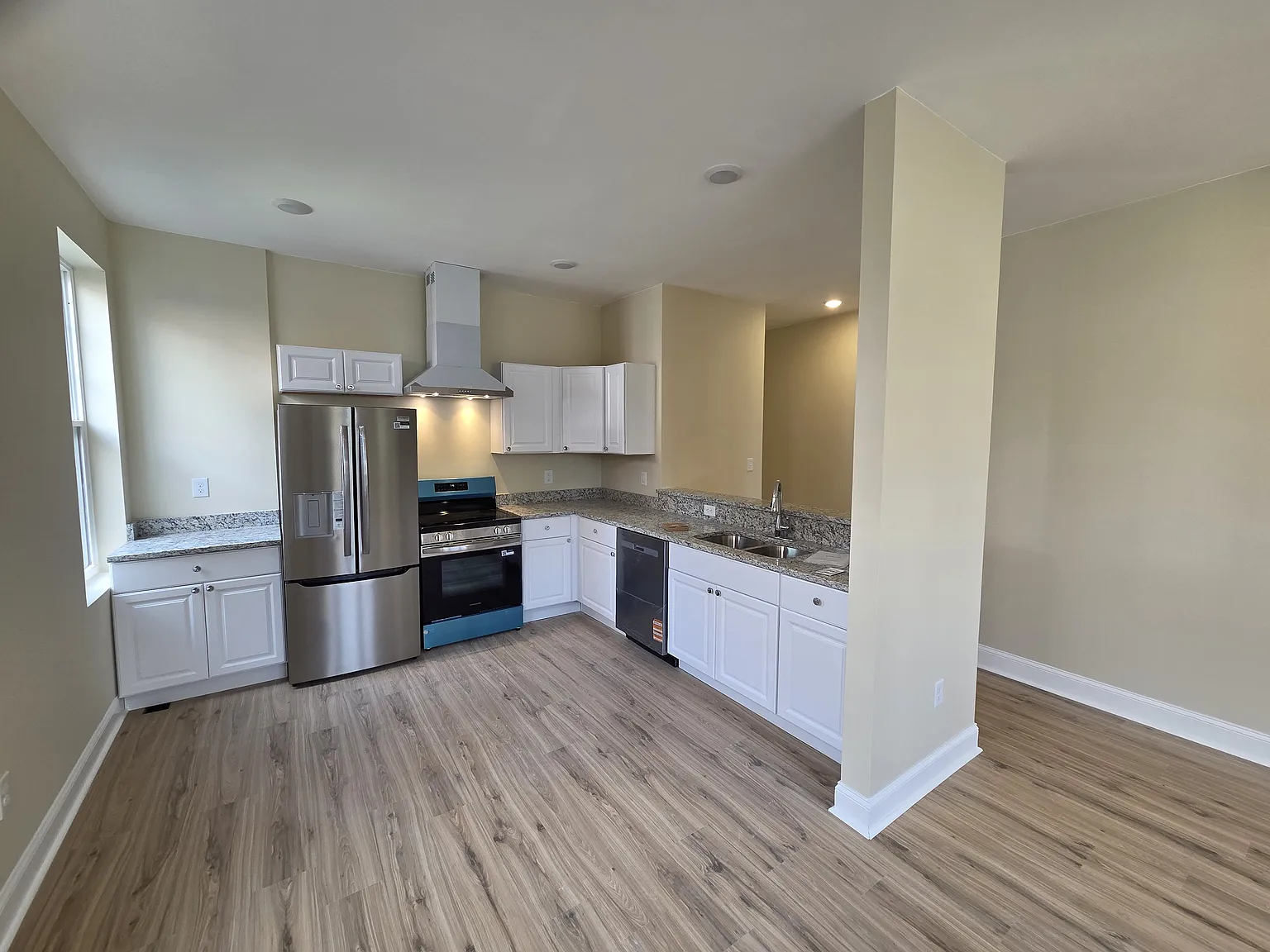 3 bed, 1300 sqft, $2,000 — Photo 2