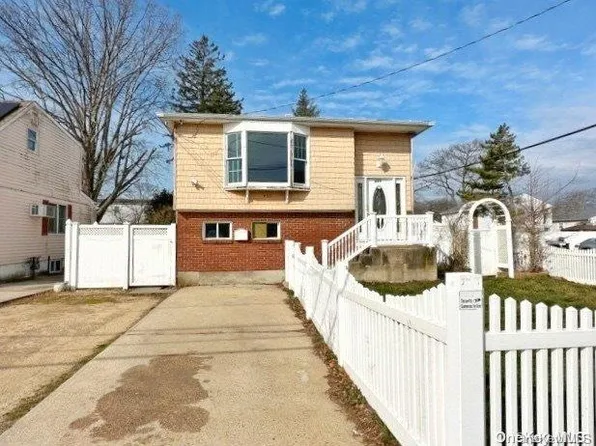 455 Molloy Street, Copiague, NY 11726