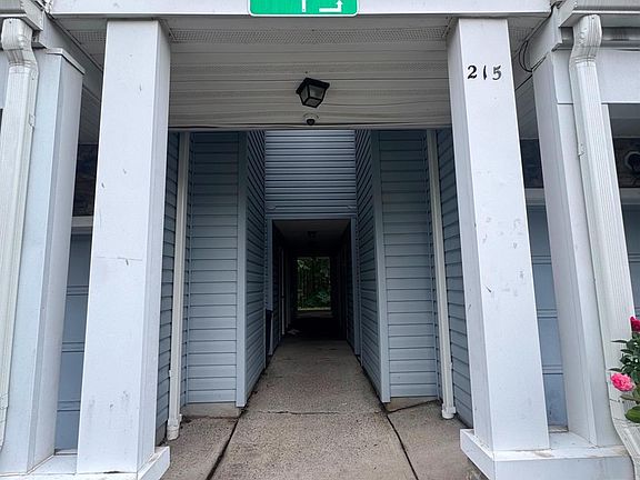 3rd image of 215 Prestwick Way