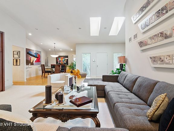 4th image of 2826 Woodmere Dr