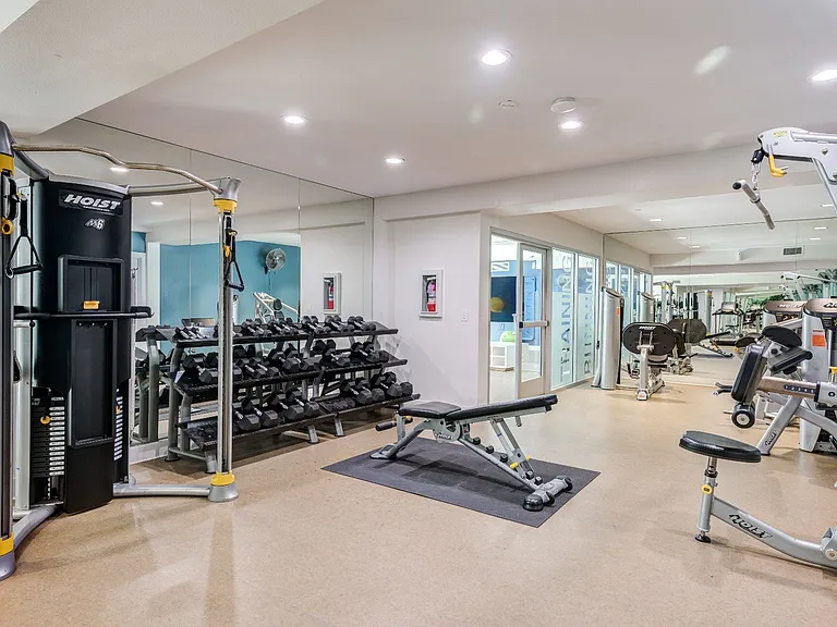 Beverly Plaza Apartments — Photo 41