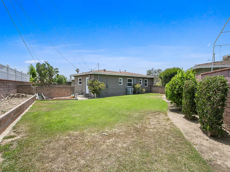 785 N Victoria Dr — Photo 14