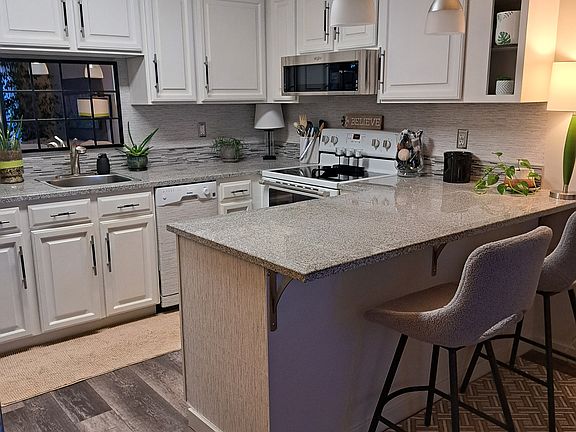 Large Kitchen and Counter with Bar