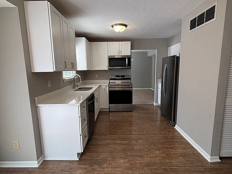 1129 Aqueduct Way — Photo 3