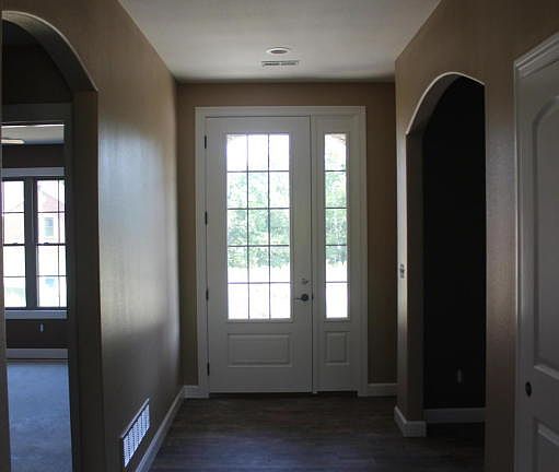 5th image of 165 Lindenwood Pl