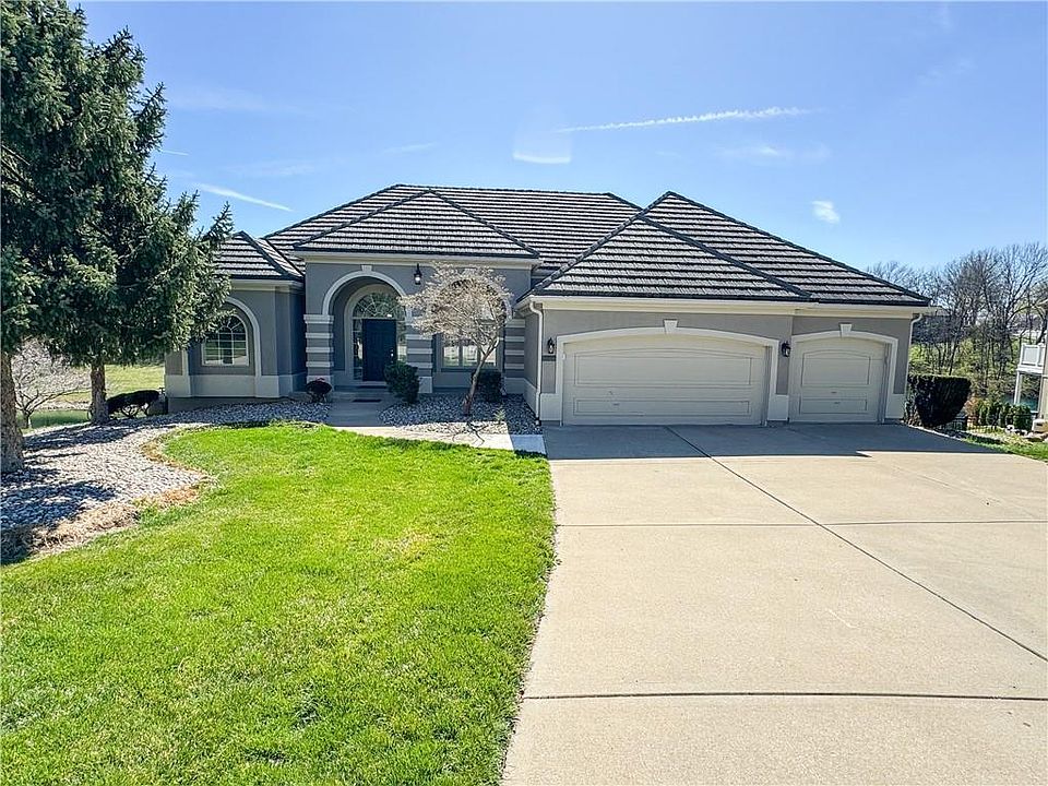 1st image of 613 NE Persimmon Cir