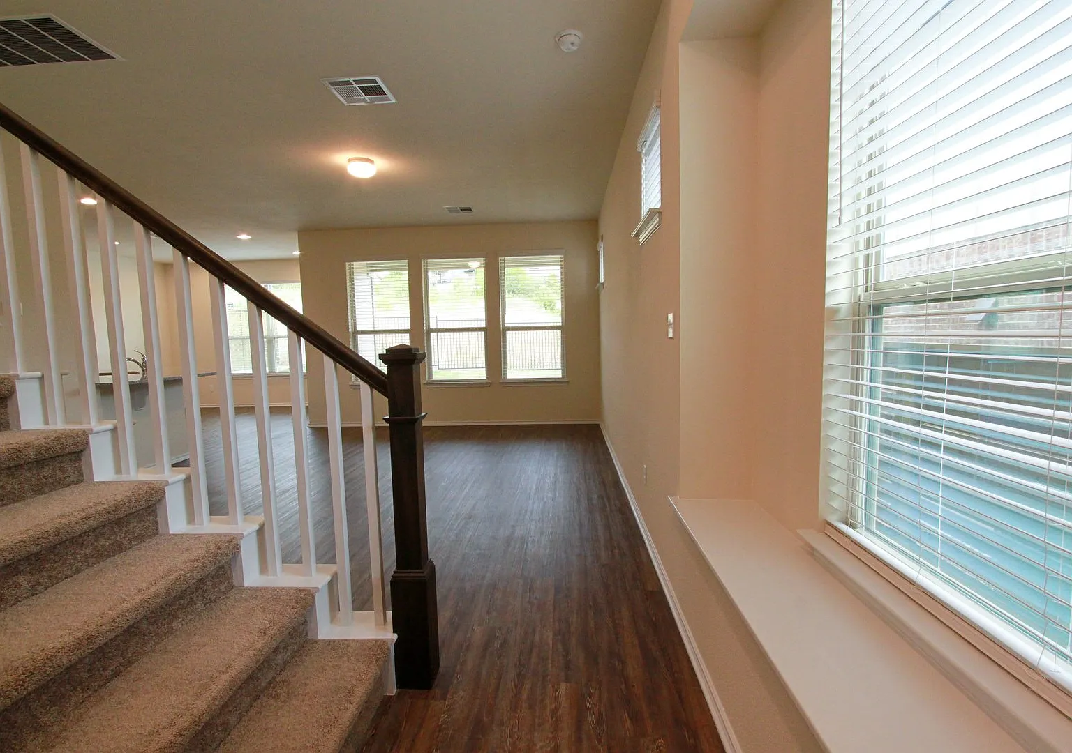 Spacious 3-Bedroom Home in University Park Villas Backing to Greenbelt! — Photo 4