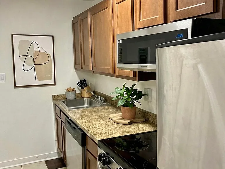 218 W Monument St — Photo 2