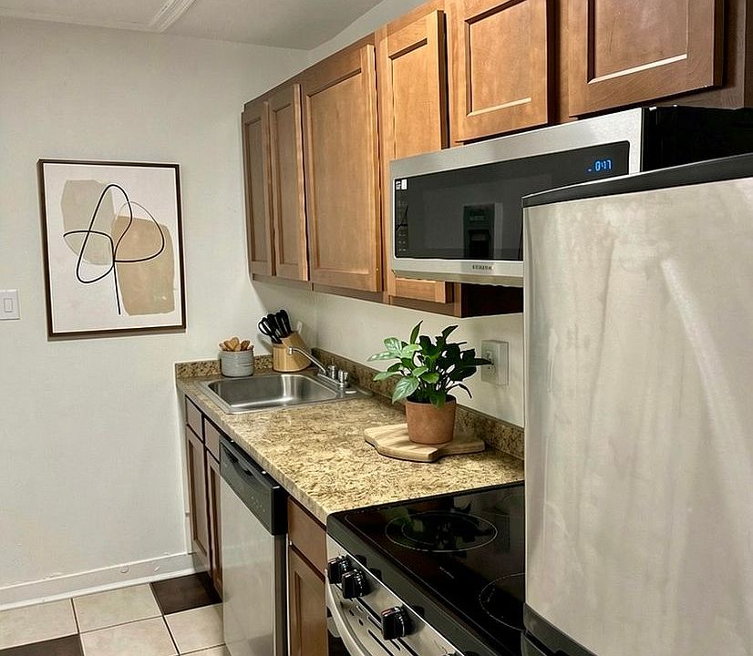 2nd image of 218 W Monument St #5
