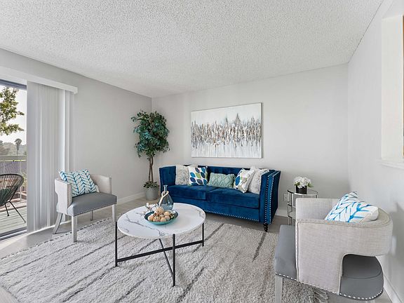 Living Room - balcony view