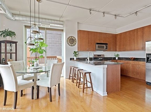 4th image of 873 N Larrabee St #77