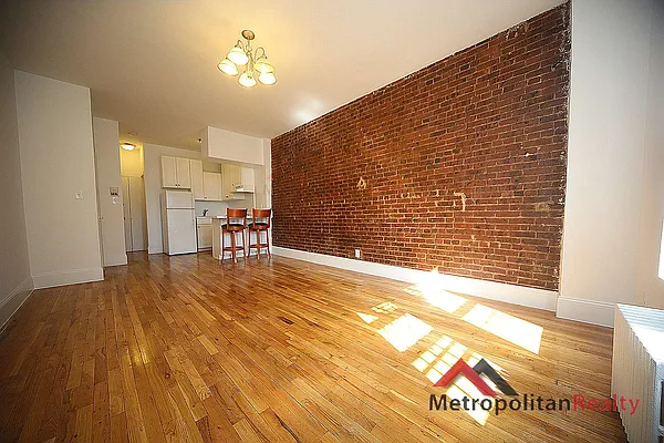 Rented by Metropolitan Realty | media 7