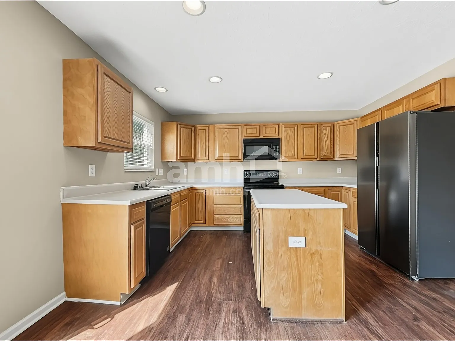 4 bed, 2.5 bath, 2552 sqft, $2,760 — Photo 3