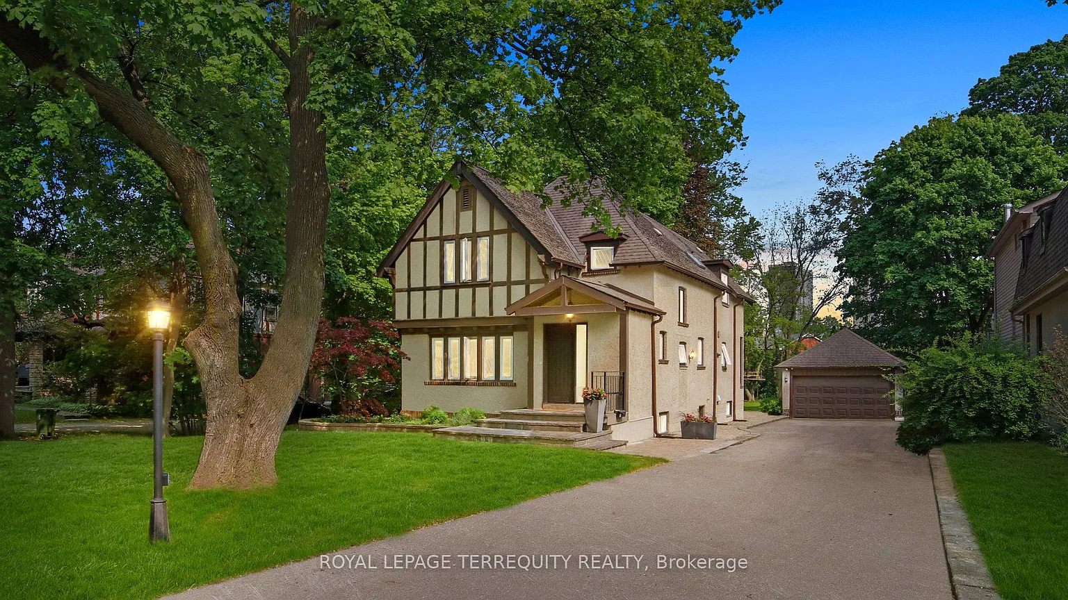 65 Burnhamthorpe Cres photo 1