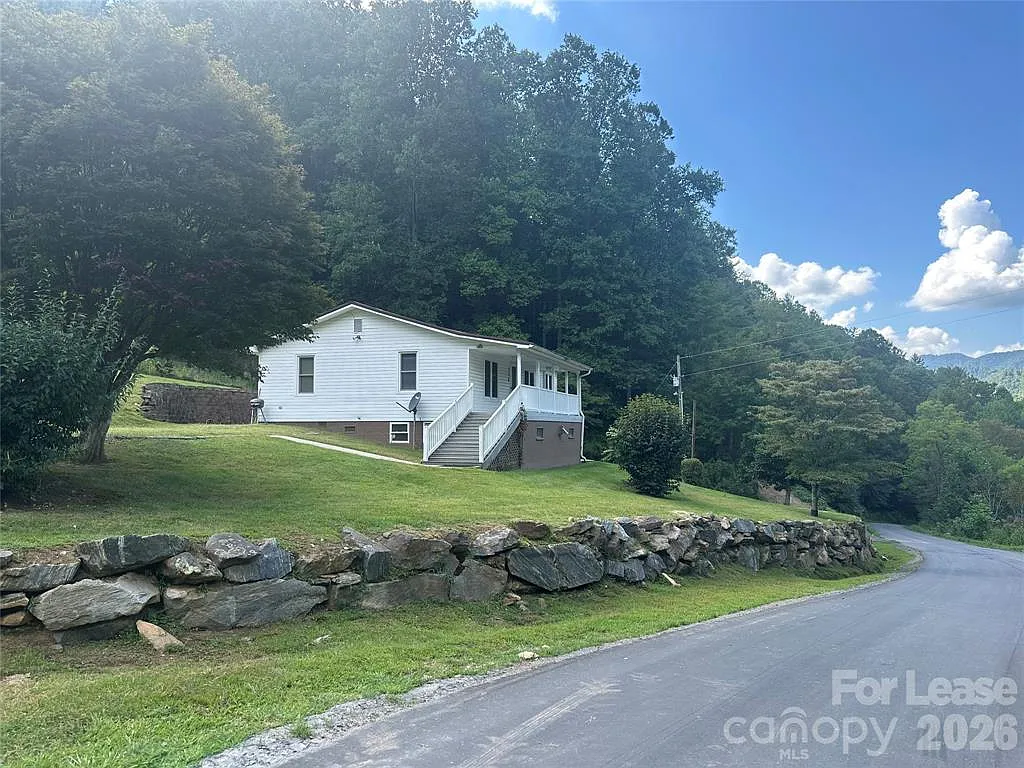 3 bed, 1.0 bath, 1000 sqft, $1,800 — Photo 1