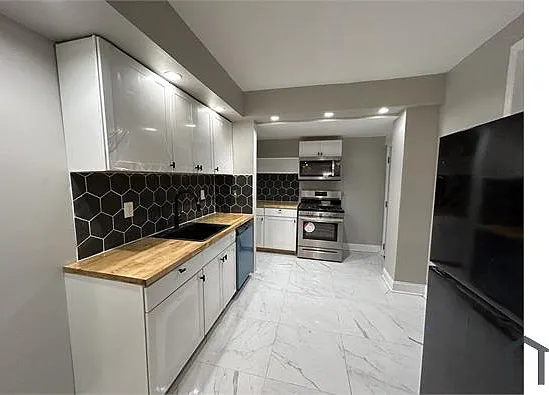 3 bed, 1100 sqft, $2,200 — Photo 2