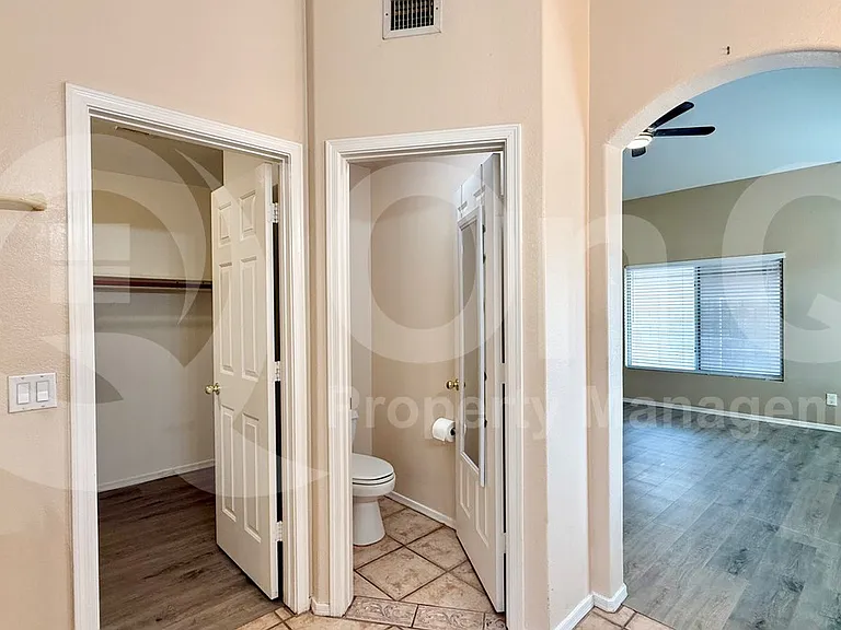 2239 E Morrow Dr — Photo 15