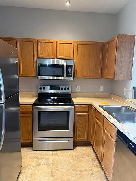 3 bed, 2.5 bath, 1439 sqft, $2,100 — Photo 4