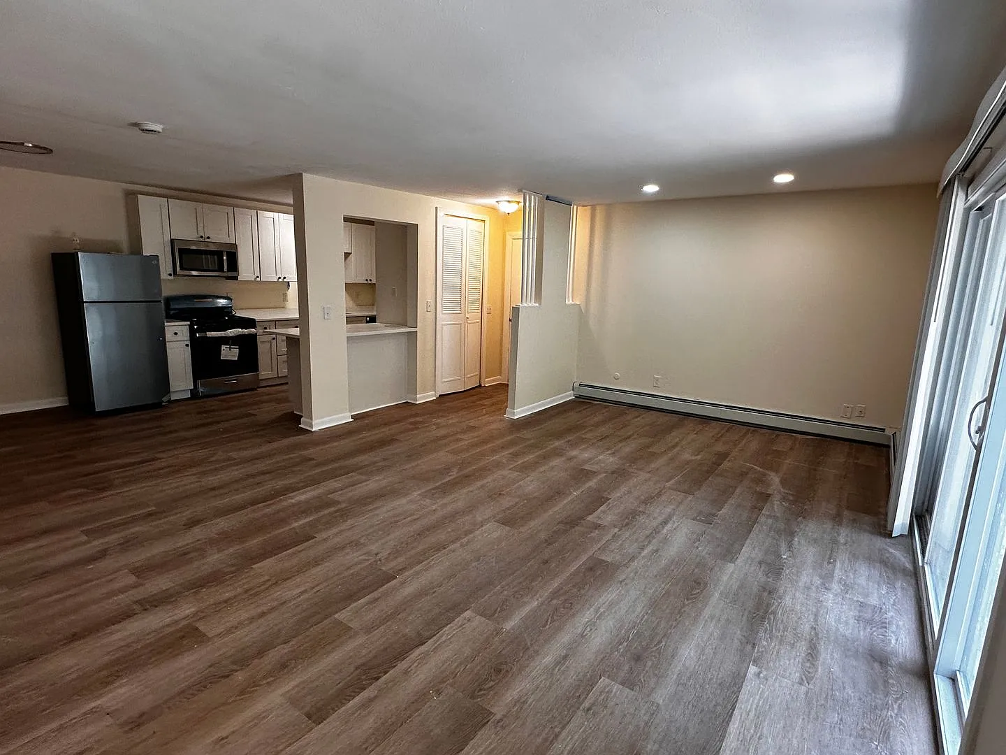 Beautifully Renovated 1 Bed Apartment in Cranston — Photo 4