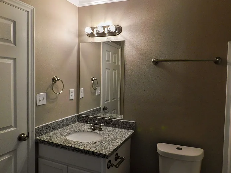 152 Varsity Dr — Photo 6