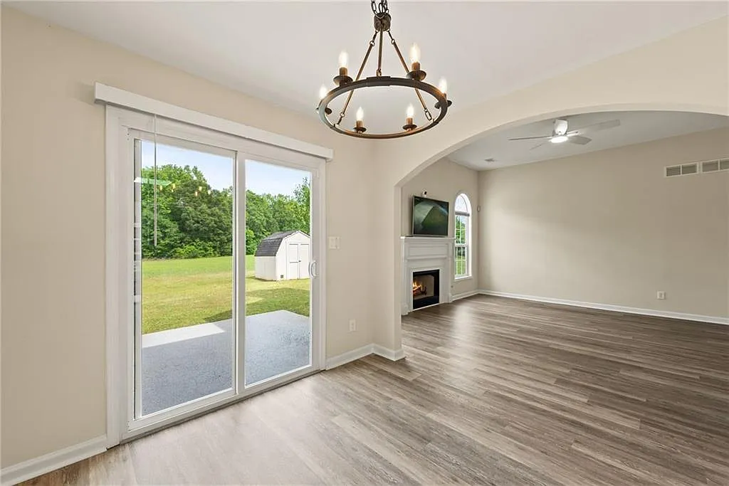 3 bed, 2.0 bath, 1394 sqft, $2,000 — Photo 4
