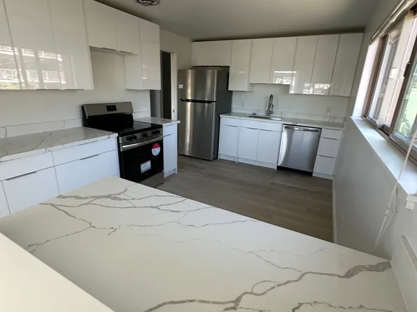 215 Valley St APT 401, Seattle, WA 98109