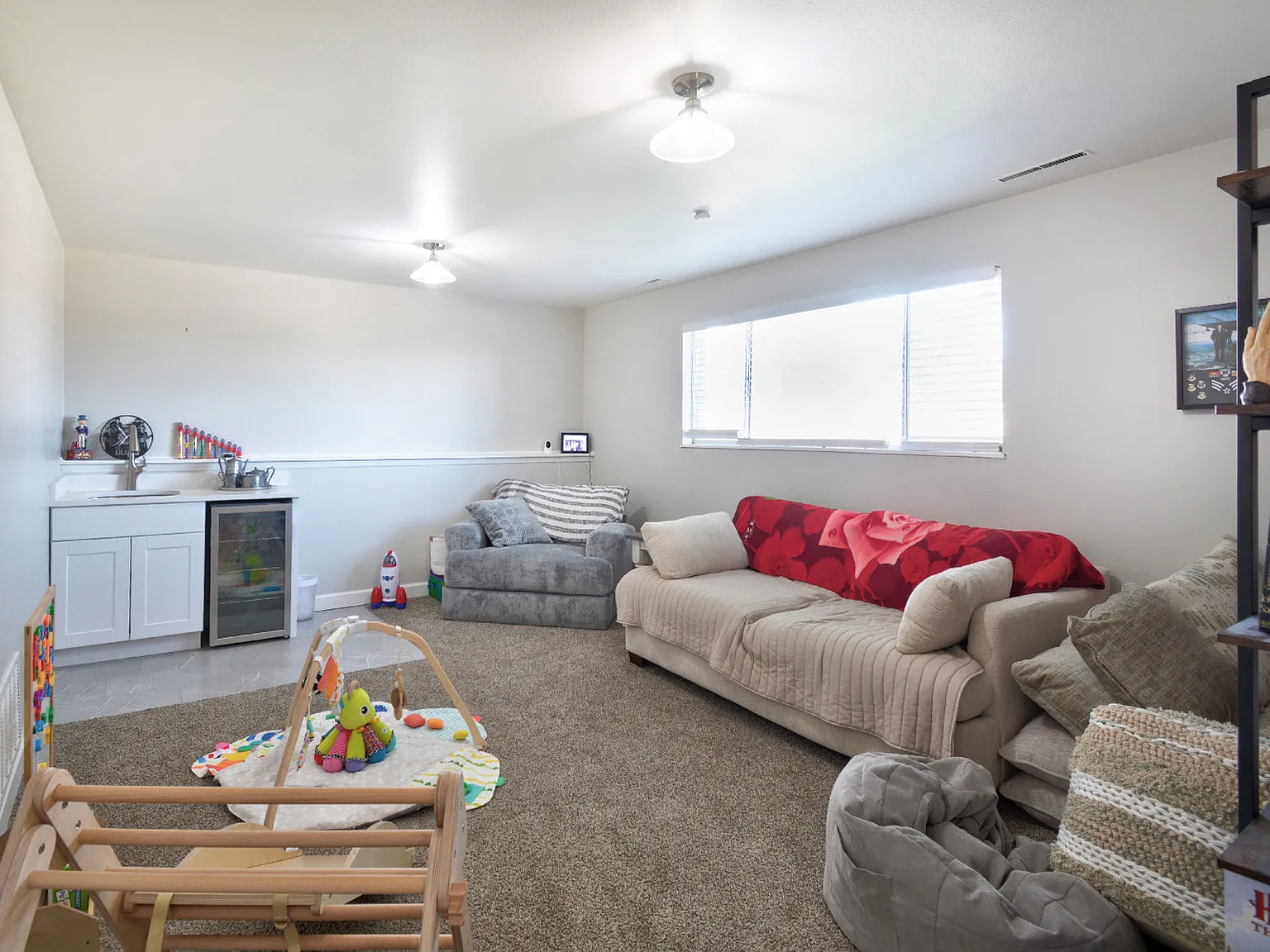 4 bed, 2072 sqft, $2,300 — Photo 4