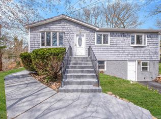 21 Yucca Rd, Rocky Point, NY 11778