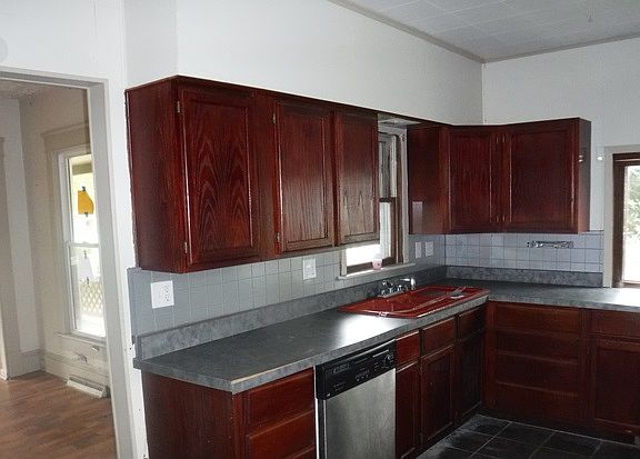 4th image of 891 Rosewood Dr