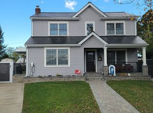 4 South Ct, Hicksville, NY 11801