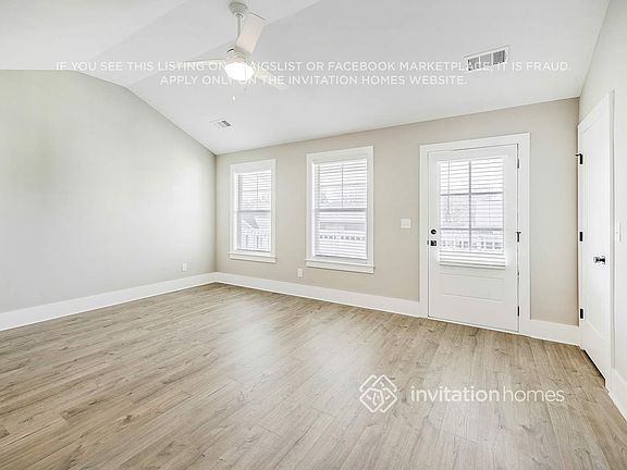 4th image of 647 Vernon Ave #404