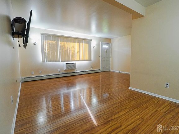 5th image of 733 Cricket Ln
