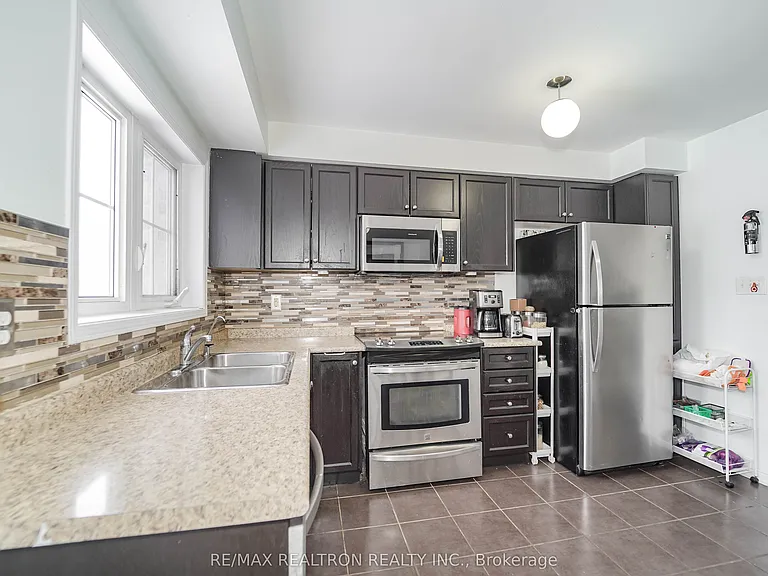 401 Rossland Rd E — Photo 17
