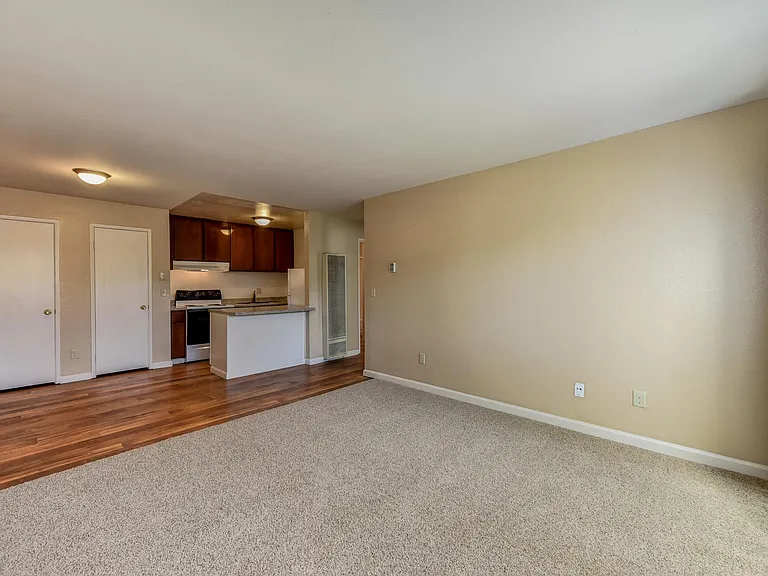 Lincoln Village West — Photo 27