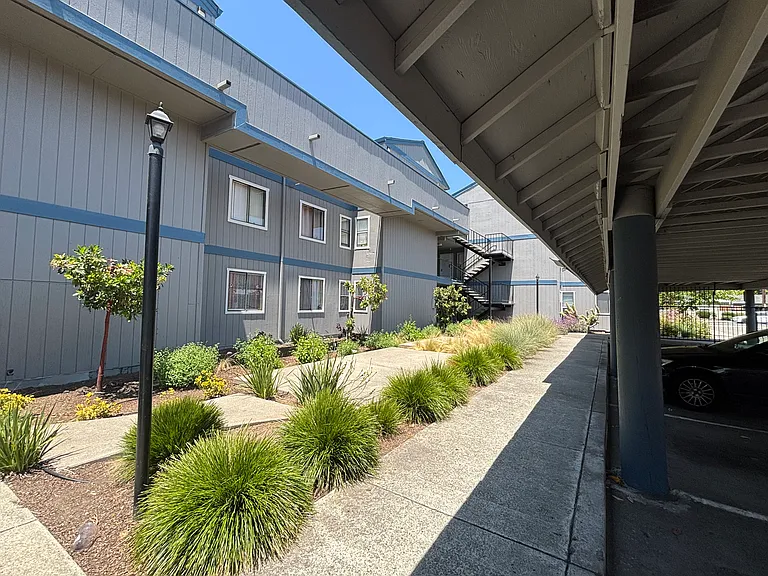 Dixon Landing Apartments — Photo 19
