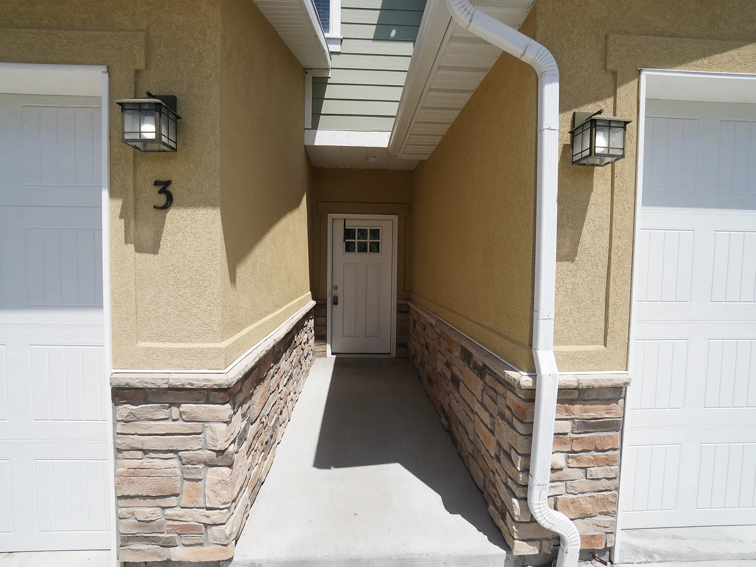 Fantastic townhome at 2090 W Carson Ave #3 in West Haven — Photo 3