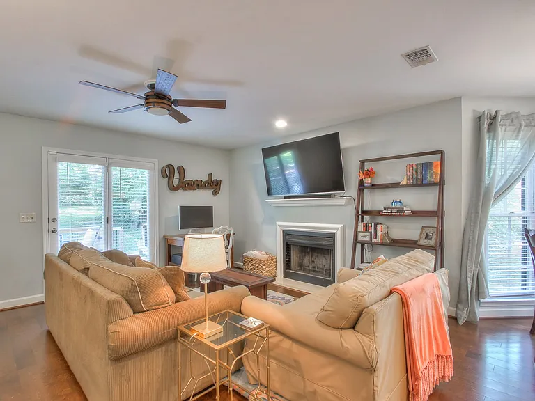3321 Lealand Ln — Photo 8