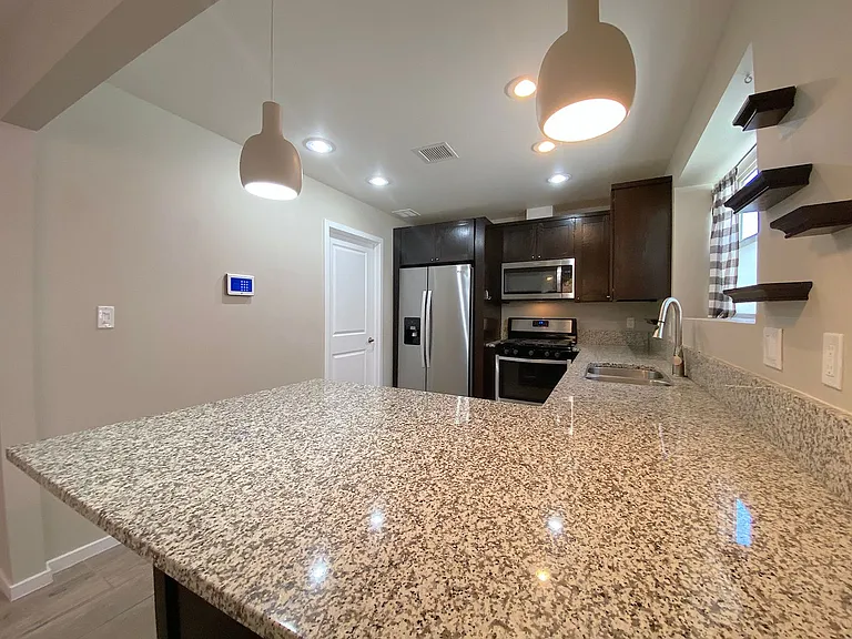 4004 Camelot Hts #B — Photo 8