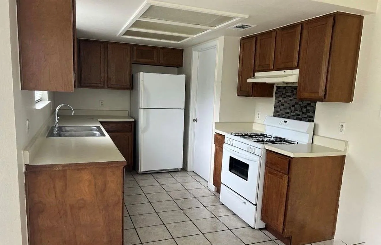 2 bed, 1.5 bath, 1065 sqft, $1,650 — Photo 2