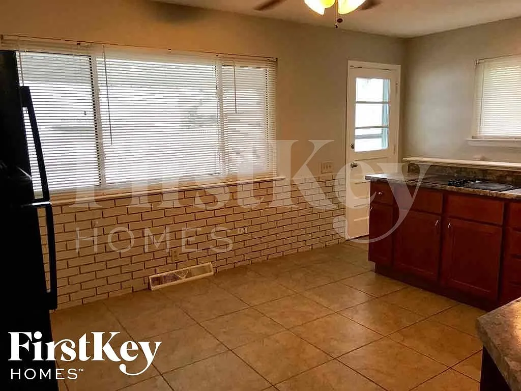 3 bed, 1.5 bath, 1200 sqft, $2,175 — Photo 4