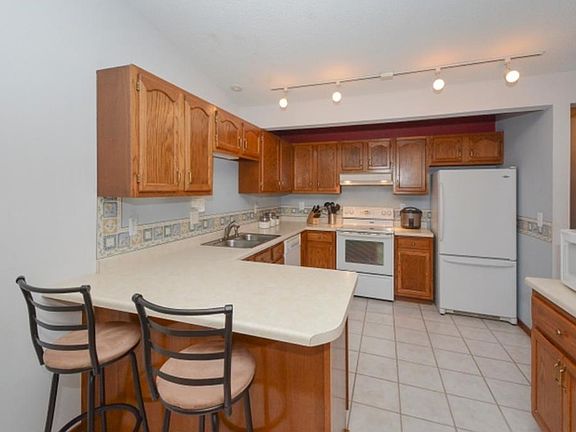 Counter tops with space for bar stools for the breakfast on the go!