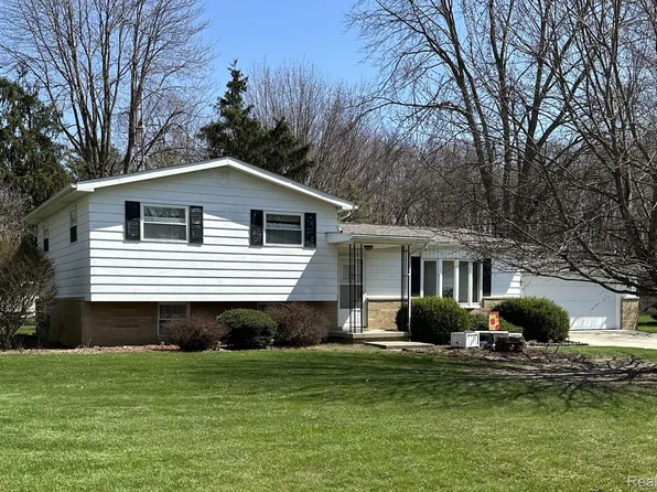 1103 Carlson Dr, Burton, MI 48509